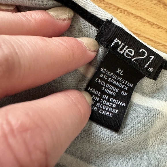 Rue 21 Women's XL Black & White Striped Crop Top Zipper Front - Picture 3 of 3